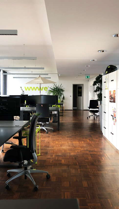 Einblick in den Gang des hinteren Webdepartments in Düsseldorf
